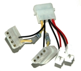 CAVO ADATTATORE 4 POLI MASCHIO A 2 x 4 POLI MASCHIO/FEMMINA A 7 VOLT E 2 x 3 POLI FEMMINA A 5 VOLT.